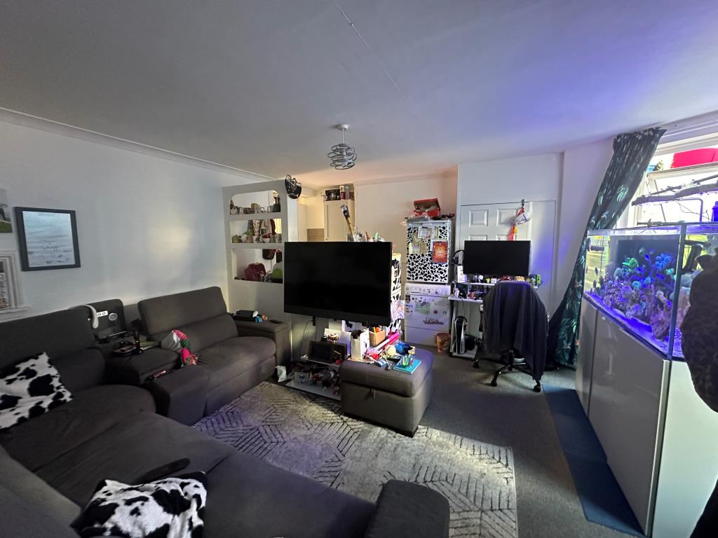 Lot: 71 - FREEHOLD BLOCK OF FLATS FOR INVESTMENT - Flat one living room